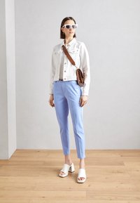 b.young DAYS CIGARET PANTS - Hlače chino - vista blue