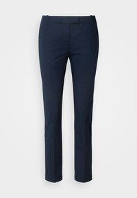 Pantalon habillé bleu marine slim-fit avec passants de ceinture, fermeture éclair à l’avant et devant plat sur fond clair uni.