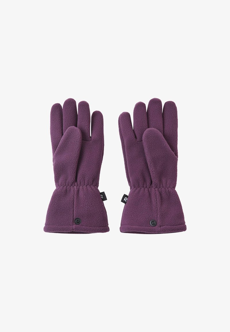 Guanti in pile di colore viola scuro con arricciatura al polso, caratterizzati da un dettaglio con bottone e piccoli tag del marchio sui polsini.