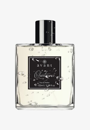 Klares Glasparfümfläschchen mit der Aufschrift "avant Quintessence", schwarzem Deckel und Wassertröpfchen auf der Oberfläche, enthält 100 ml Eau de Parfum.