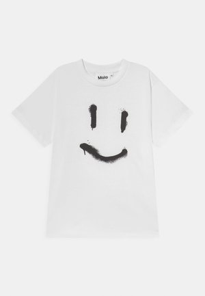 Biała koszulka z krótkim rękawem z czarnym wzorem uśmiechniętej buzi namalowanym natryskowo na przodzie, z dwoma pionowymi oczami i zakrzywionymi ustami.