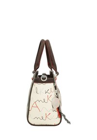 Weiße Lederhandtasche mit roter und schwarzer Schrift, braunen Ledergriffen, silbernen Beschlägen und einem Charm-Anhänger. Verfügt über kontrastierende Nähte.