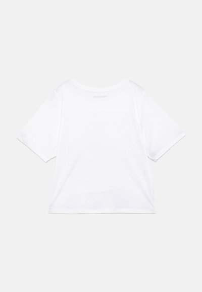 Bílý bavlněný tričko s krátkým rukávem a kulatým výstřihem, s rovný střih a minimalistickým designem, bez viditelných log nebo vzorů.