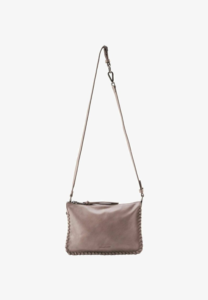 Borsa a tracolla in pelle grigia chiara con dettaglio intrecciato sui lati, forma rettangolare slim, chiusura con zip superiore e tracolla regolabile.