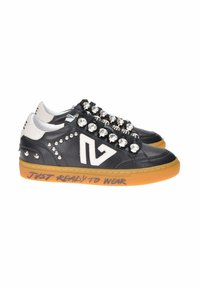 Sneaker in pelle nera con dettagli bianchi, borchie argentate e decorazioni in strass. La suola in gomma presenta il testo "PRONTO DA INDOSSARE".