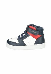 Wysokie sneakersy marki Geox z granatowej skóry, białymi skórzanymi akcentami, czerwonymi detalami, zapięciem na pasek oraz perforowanymi bocznymi panelami.