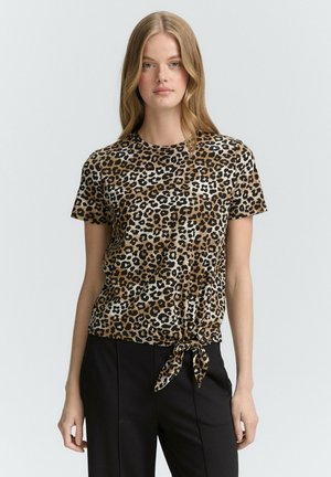 T-shirt met luipaardprint in bruin, zwart en wit, met korte mouwen en een geknoopte detail aan de zoom. Zachte stof, casual ontwerp.