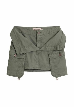 Olivovo zelená opasková taška s predným gombíkom, dvoma bočnými vreckami s klopou a gombíkmi, a D-krúžkovými uchytmi, položená na bielom pozadí.