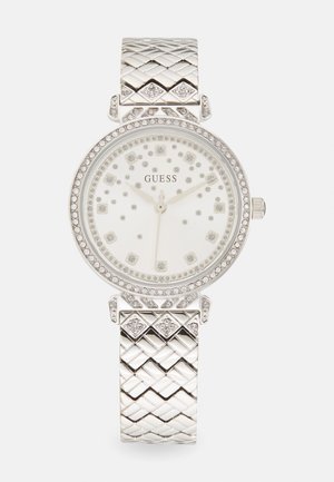 Relógio Guess prateado com um design de bracelete trançado, mostrador redondo, detalhes em cristal e mostrador branco com marcadores em diamante.