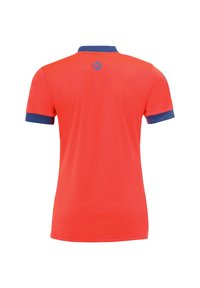 Polo shirt rossa con design uniforme, caratterizzata da un colletto e polsini blu navy. Include un logo circolare sulla parte posteriore.