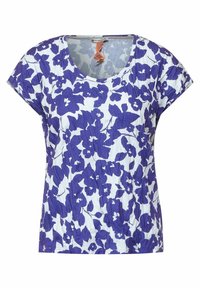 Bílá blůza krátký rukáv s modrým květinovým vzorem, kulatým výstřihem a mírně texturovanou tkaninou.