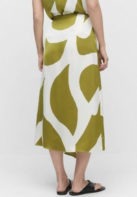 Midi-jurk met een olijfgroen en wit abstract bladerenpatroon, gemaakt van een gladde stof, met een getailleerde taille en een zachte val.