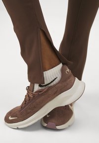 Nike Performance ONE SPLIT HEM - Tajice - baroque brown