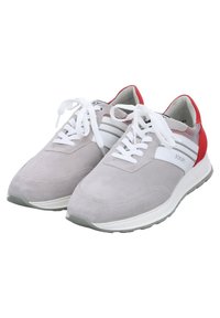 Zapatillas de ante gris con cordones blancos, paneles de malla y un talón rojo. Presentan rayas decorativas blancas y una suela de goma gris.