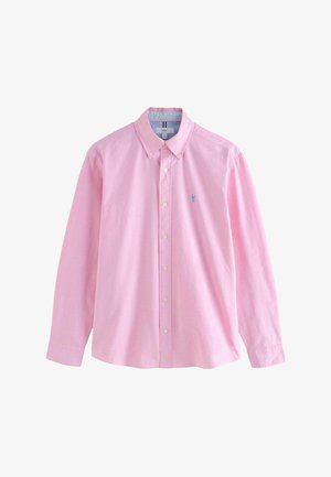 lichtroze button-up shirt met een kraag, lange mouwen en een klein blauw embleem op de borst. Gemaakt van gladde, lichte stof.