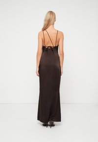 Hnedá saténová maxi šaty s tenkými ramienkami, otvoreným chrbtom s viazaním, hladkou textúrou a priliehavým strihom.
