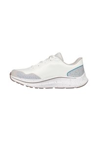 Scarpa da corsa con tomaia in mesh bianco, dettagli azzurri e intersuola bianca maculata. Presenta una punta arrotondata e un collare imbottito.