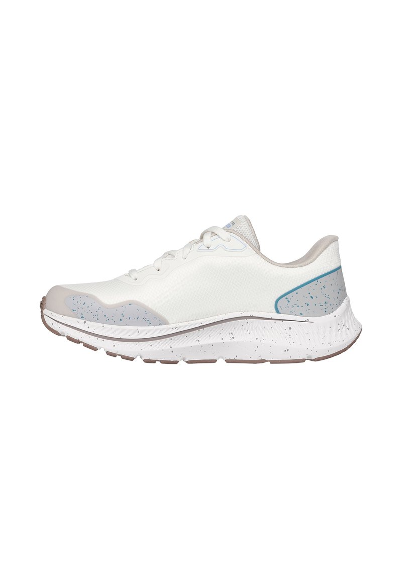 Scarpa da corsa con tomaia in mesh bianco, dettagli azzurri e intersuola bianca maculata. Presenta una punta arrotondata e un collare imbottito.