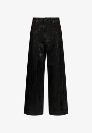 Fekete, bő szárú farmernadrág, magas derékkal, finom textúraelkülönbözésekkel és klasszikus öt zsebes dizájnnal, fém kiegészítőkkel.