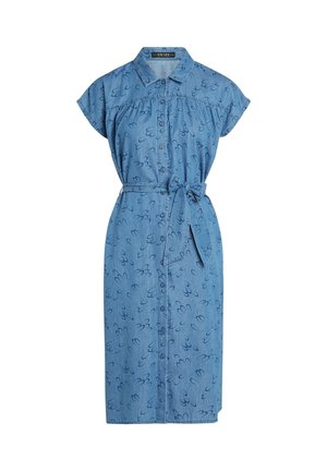 Denim jurk met korte mouwen, knoopsluiting en strikceintuur. Heeft een lichtblauwe kleur met een subtiele print van donkerblauwe patronen.