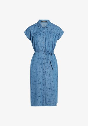 Vestido de mezclilla con mangas cortas, botones en la parte delantera y cinturón de lazo. Presenta un color azul claro con un estampado sutil de patrones en azul oscuro.