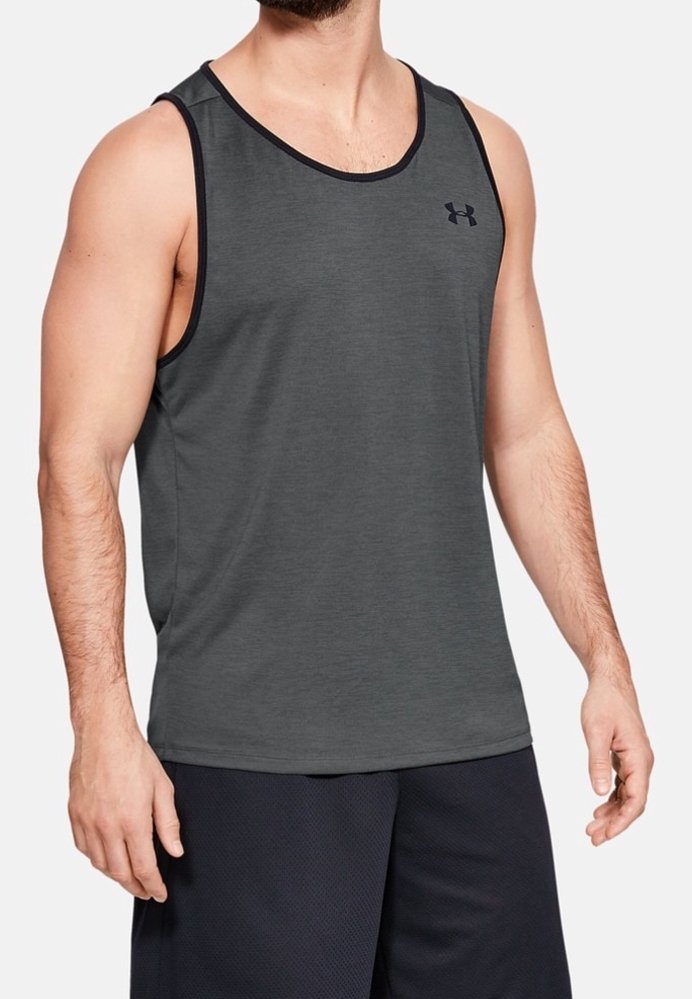 Homme portant un débardeur de sport gris foncé sans manches avec des bordures noires et un short de sport noir sur un fond uni.