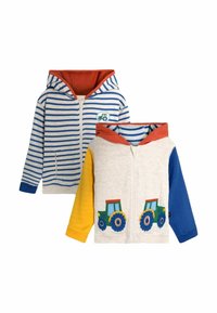 Dve mikiny na zips: jedna s modrými pruhmi a červenými detailmi; druhá sivá, žltá, modrá s aplikáciou traktora na vreckách.