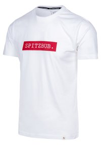 Weißes Baumwoll-T-Shirt mit einem roten rechteckigen Logo, auf dem der Text "SPITZBUB" steht. Der Text ist zentral auf der Vorderseite aufgedruckt.