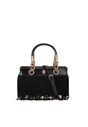 Borsa a mano in pelle nera con texture frangiata, hardware color oro, dettagli in catena e tracolla removibile. Presenta un design strutturato con una maniglia superiore.