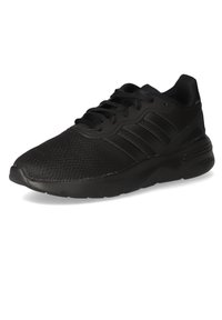 Czarne sneakersy sportowe z oddychającą siateczkową cholewką, wzmocnionym czubkiem, teksturowaną podeszwą oraz trzema ciemnymi paskami po bokach.