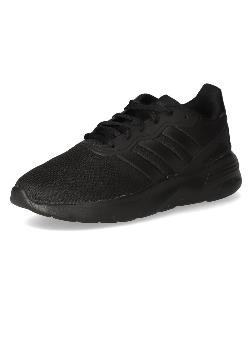 Czarne sneakersy sportowe z oddychającą siateczkową cholewką, wzmocnionym czubkiem, teksturowaną podeszwą oraz trzema ciemnymi paskami po bokach.
