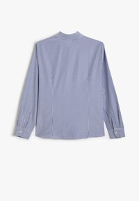 Blauw-witte verticaal gestreepte blouse met lange mouwen, voorzien van een button-down kraag en knoopsluiting bij de manchetten, gemaakt van een gladde stof.