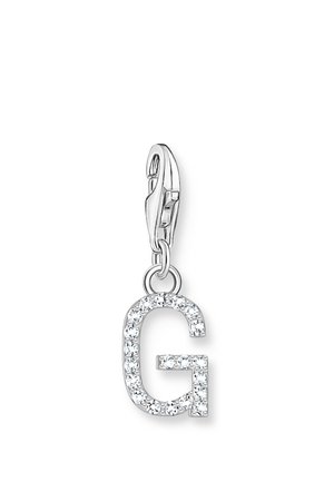 Ciondolo in argento a forma della lettera G, incastonato con piccoli cristalli trasparenti, fissato a un moschettone per chiusura.