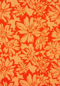 Gėlių audinio raštas su didelėmis oranžinėmis gėlėmis ant tekstūruoto šviesiai oranžinio fono, puoštas vertikaliomis juostelėmis.