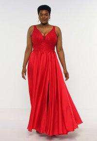 Rotes Satin-Abendkleid mit V-Ausschnitt, verziertem Spitzen-Oberteil und einem fließenden Rock mit einem frontalen Schlitz.