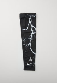 Manga negra hecha de tela elástica que presenta patrones de rayos blancos y logotipos en blanco. Textura suave con acabado elástico.