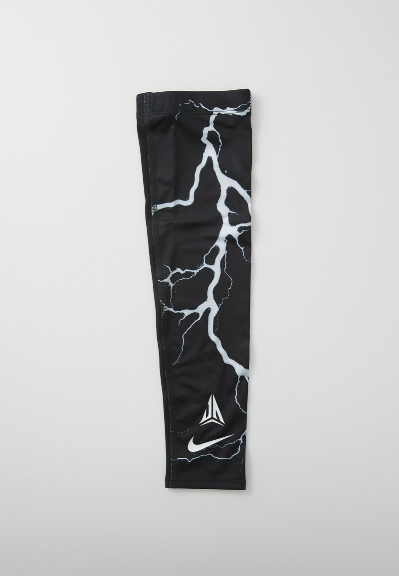 Manga negra hecha de tela elástica que presenta patrones de rayos blancos y logotipos en blanco. Textura suave con acabado elástico.