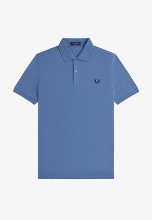 Polo bleu à manches courtes avec deux boutons et un petit logo de couronne de laurier noire brodée sur la poitrine gauche.