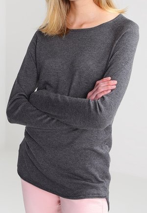 Dunkelgraues Langarmshirt aus weichem Stoff mit Bootsausschnitt, ausgestattet mit Raglanärmeln und seitlichen Schlitzen, kombiniert mit hellrosa Hosen.