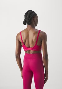 triaction by Triumph ENERGY LITE EXTREME SUPPORT - High support sports bra - pink