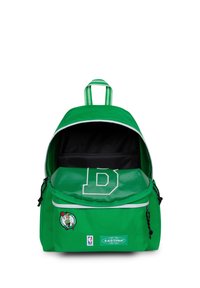 Zaino verde con logo ricamato e lettera "D". Presenta fodera nera, accenti bianchi, spallacci regolabili e chiusura con zip.