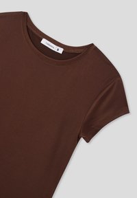 T-shirt marrone a maniche corte realizzato in tessuto liscio con colletto rotondo. Presenta un'etichetta con "Terranova S" cucita all'interno del collo.