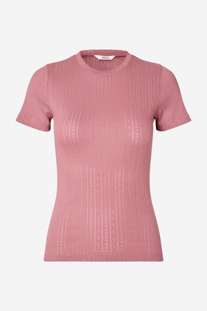 Top rosa a maniche corte con scollo rotondo, caratterizzato da un motivo a linee verticali e piccoli rombi in rilievo su tutta la superficie.