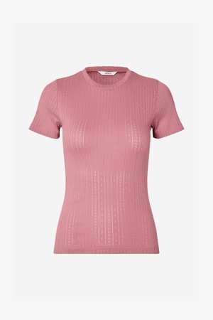 Top rosa a maniche corte con scollo rotondo, caratterizzato da un motivo a linee verticali e piccoli rombi in rilievo su tutta la superficie.