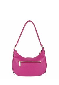 Roze leren handtas met een halve maan vorm, voorzien van een voorste ritsvak en een lange schouderband. De gestructureerde afwerking voegt detail toe.