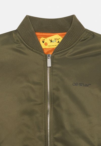 Χακί μπουφάν bomber με ριμπ γιακά, κεντρικό ασημένιο φερμουάρ, μικρό λογότυπο "Off-White" στο στήθος και πορτοκαλί εσωτερική επένδυση με κίτρινη ετικέτα.