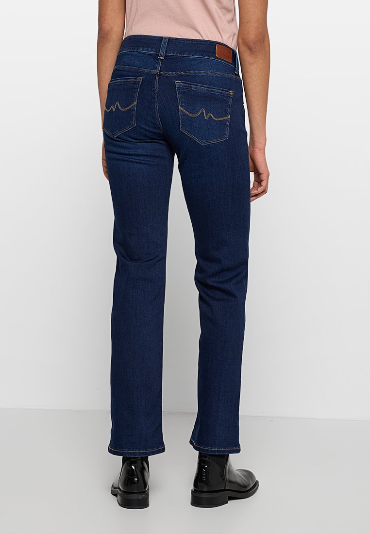 Dunkelblaue Denim-Jeans mit geradem Bein, ausgestattet mit zwei Gesäßtaschen mit Wellenmuster und einem braunen Leder-Logopatch am Bund.