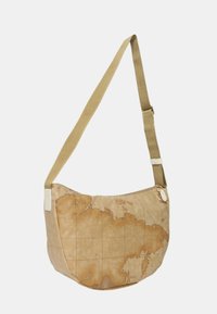 Borsa a spalla beige con stampa mappa, caratterizzata da una texture in pelle liscia, chiusura con zip e tracolla regolabile color cuoio.