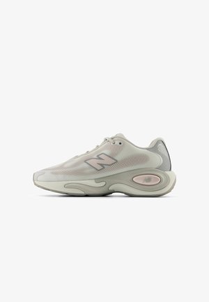 Lysegrå New Balance sneaker med mesh-overdel, formet mellemsål og logo på siden, vist fra det indvendige profil.