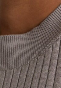 Maglione a coste grigio con scollo rotondo. La trama presenta sottili linee verticali e una finitura liscia al collo.